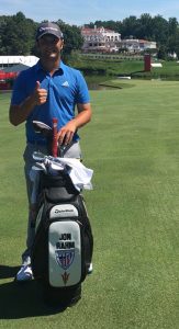 Jon Rahm posa con su nueva bolsa de palos.
