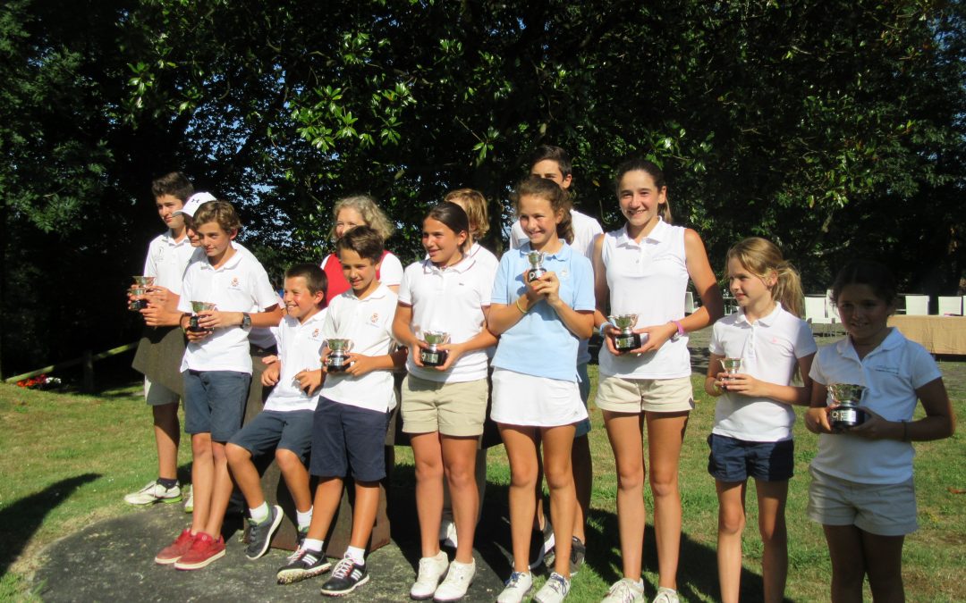 Oihana Etxezarreta, Joseba Garmendia (Infantiles), Paula Balanzategui, Jon Arruti (Alevines), Inés Aizpurua y Telmo Tamés (Benjamines), ganadores de la Copa Federación Vasca Infantil