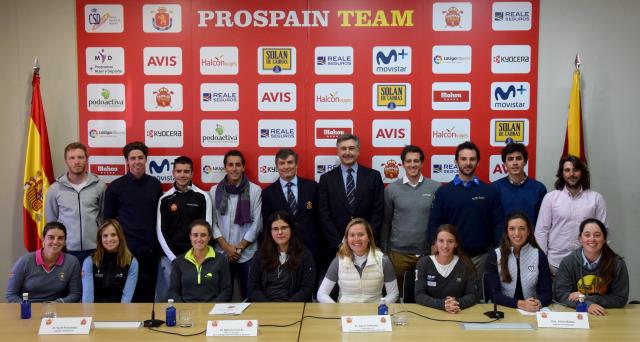 Javier Sainz entre los veintitrés golfistas profesionales en la presentación del Pro Spain Team 2018
