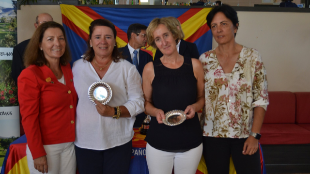 Lourdes Barbeito junto con María Castillo terceras en el Campeonato de España Dobles Senior Femenino