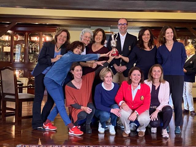 Lourdes Barbeito con el equipo nacional ganadora de la Copa Victory de categoría Senior Femenino