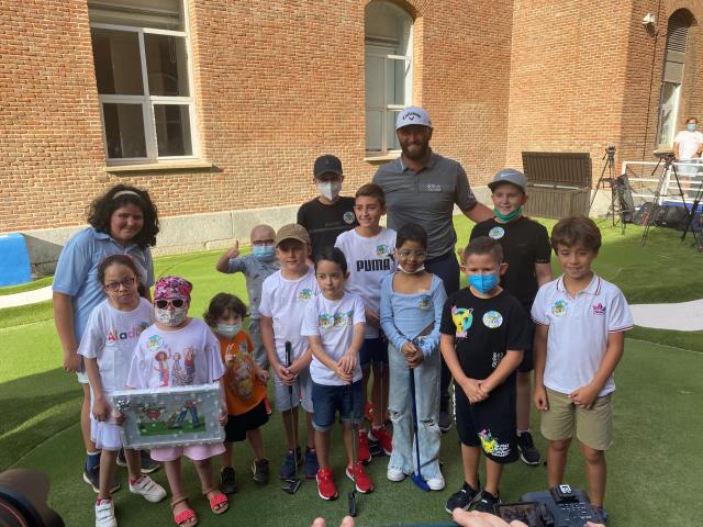 Jon Rahm inaugura ‘El Jardín del Golf’, una instalación recreativa ubicada en el Hospital Universitario Niño Jesús de Madrid