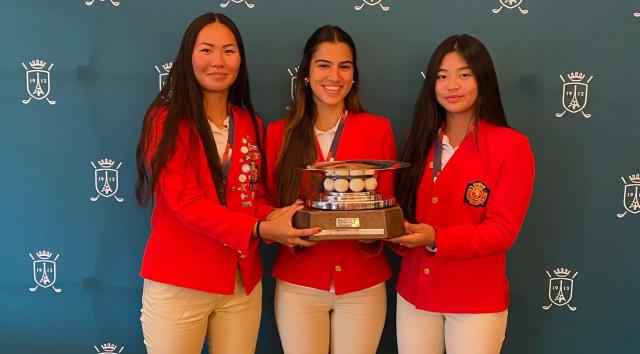 Lucia Iraola con el equipo nacional ganadora de la Nation’s Cup Campeonato de Francia Internacional Sub-21